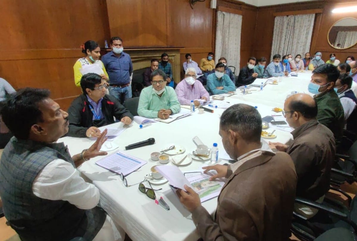 madhya pradesh Water Resources Minister held meeting with doctors working in hospital and health centers in Sanwer, two doctors suspended