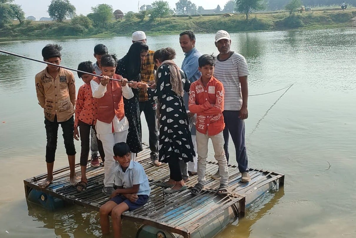 Indore: Due to border dispute of two assembly constituencies, children go to school by makeshift boat putting life in danger