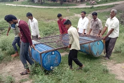 Indore: Due to border dispute of two assembly constituencies, children go to school by makeshift boat putting life in danger