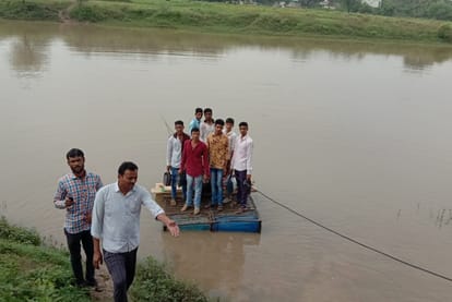 Indore: Due to border dispute of two assembly constituencies, children go to school by makeshift boat putting life in danger