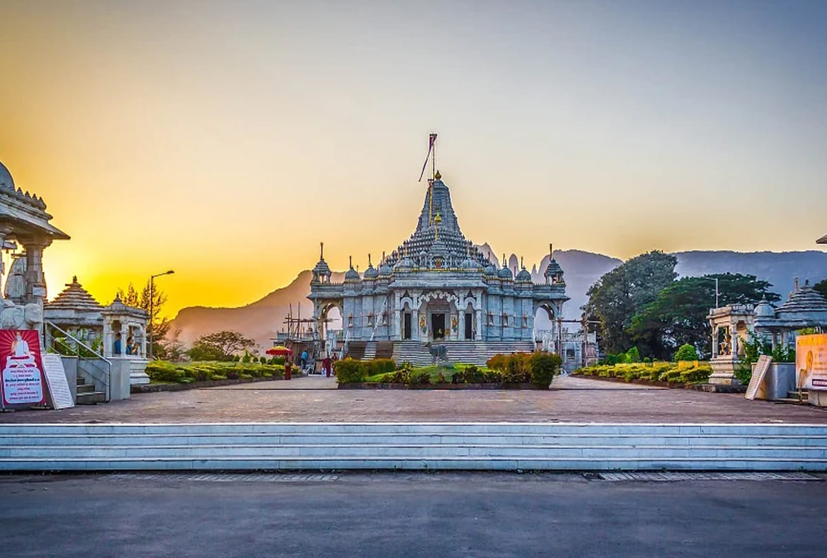 mysterious mahalaxmi temple in ratlam madhya pradesh where devotees gets gold and silver jewellery in prasad