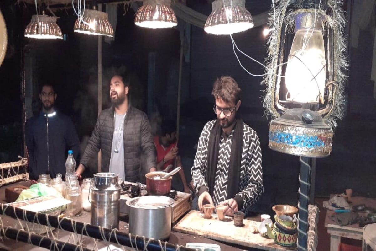 UP News: two friends Ashu and Junaid are making a new identity by doing tea business along with jobs in Bijnor