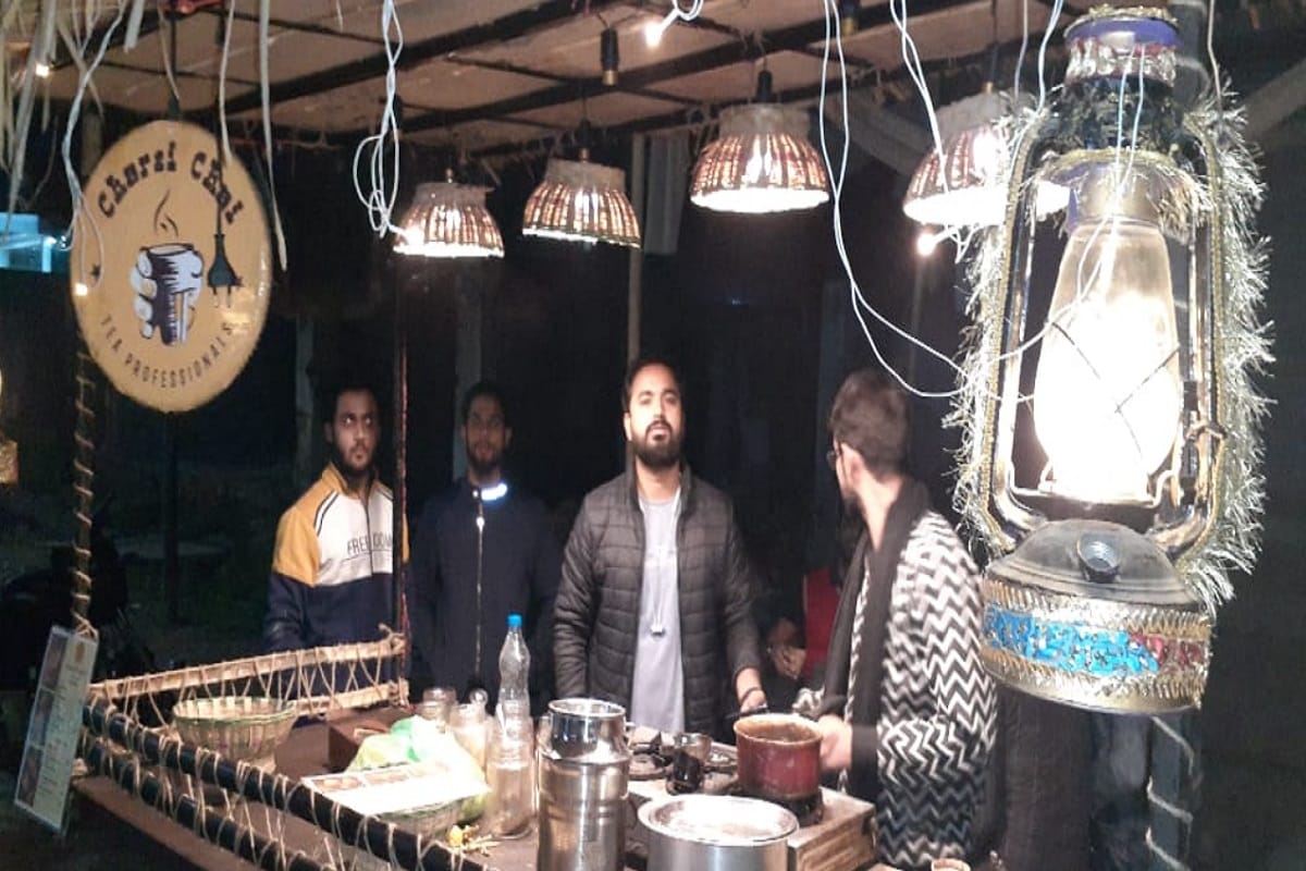 UP News: two friends Ashu and Junaid are making a new identity by doing tea business along with jobs in Bijnor
