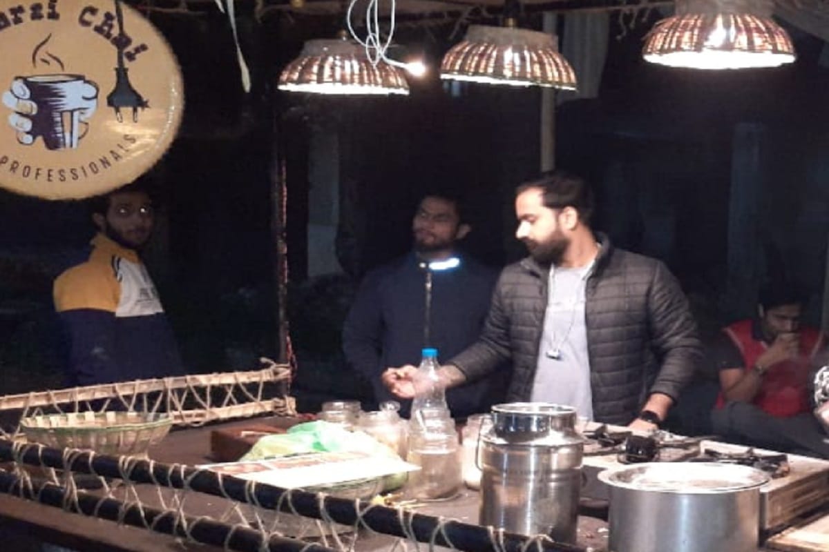 UP News: two friends Ashu and Junaid are making a new identity by doing tea business along with jobs in Bijnor