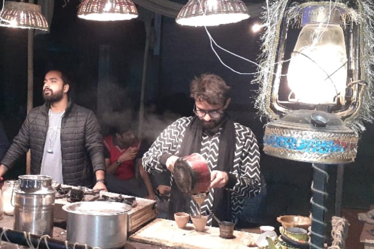 UP News: two friends Ashu and Junaid are making a new identity by doing tea business along with jobs in Bijnor