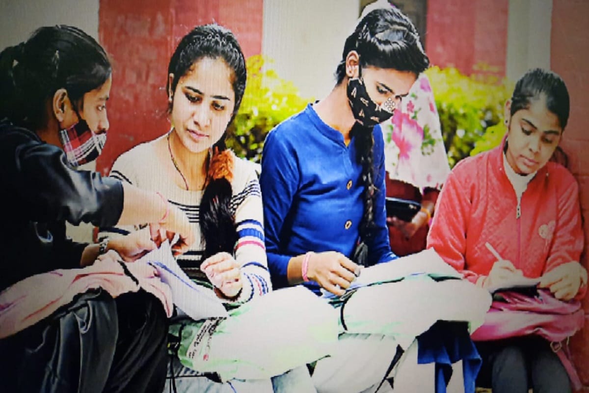 Meerut News: Form filling has started in colleges for free laptops and tabs in Uttar Pradesh