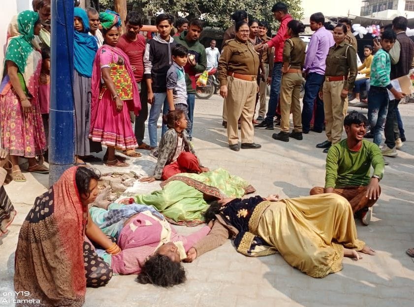Uproar over the rumor of leaving the accused of robbery, women lay down in front of the CO's car, eunuchs performed half-naked