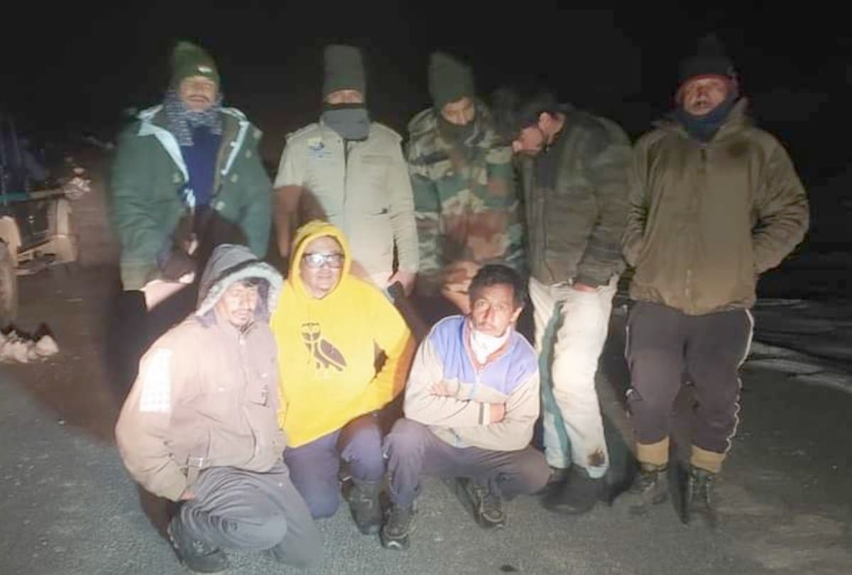 four rescue from shinkula pass by police and BRO team in lahaul spiti