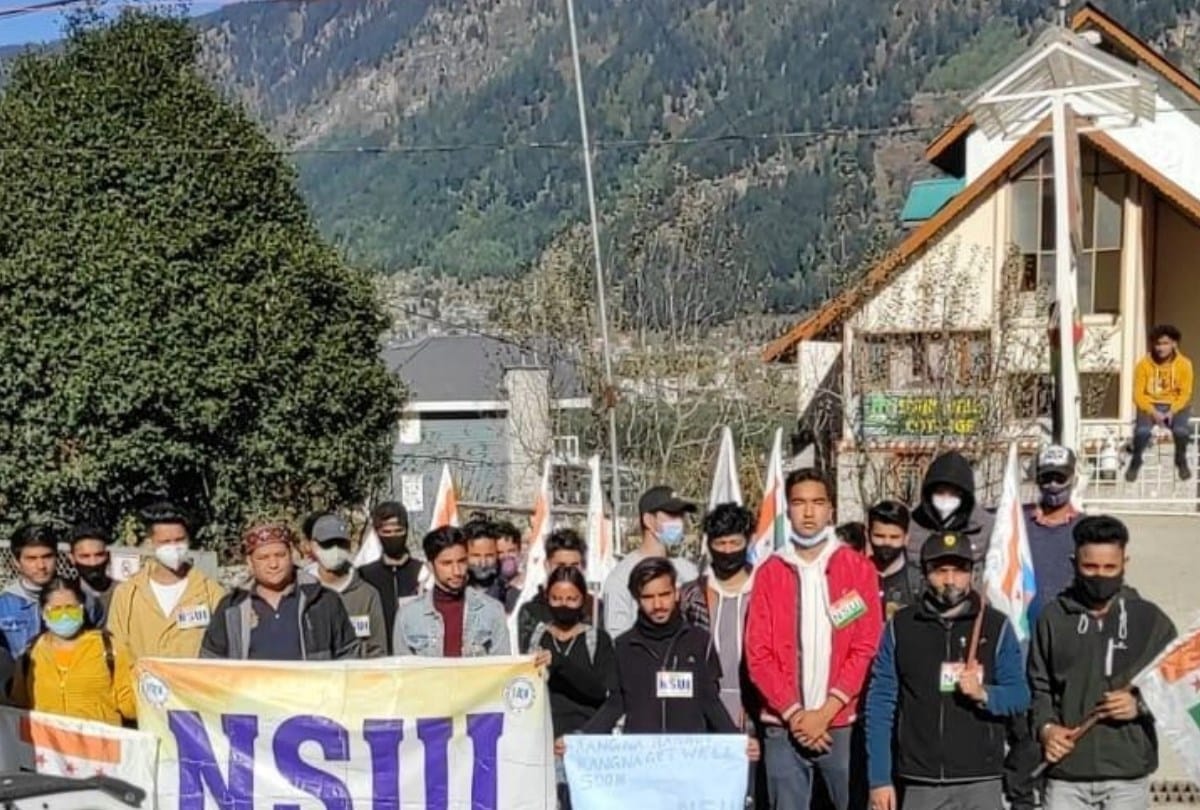 NSUI workers protest against Kangana Ranaut in Manali Himachal Pradesh