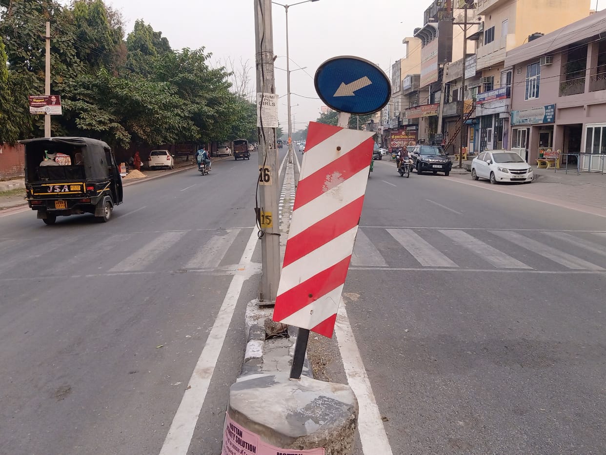 The effect of fog started, the signs were broken on the roads