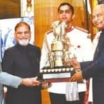 पीयू के वीसी प्रो. राजकुमार को ट्रॉफी सौंपते राष्ट्रपति रामनाथ कोविंद।