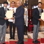 राष्ट्रपति से खेल रत्न पुरस्कार प्राप्त करते नीरज चोपड़ा (बाएं ओर) और सुमित आंतिल (दाएं ओर)।
