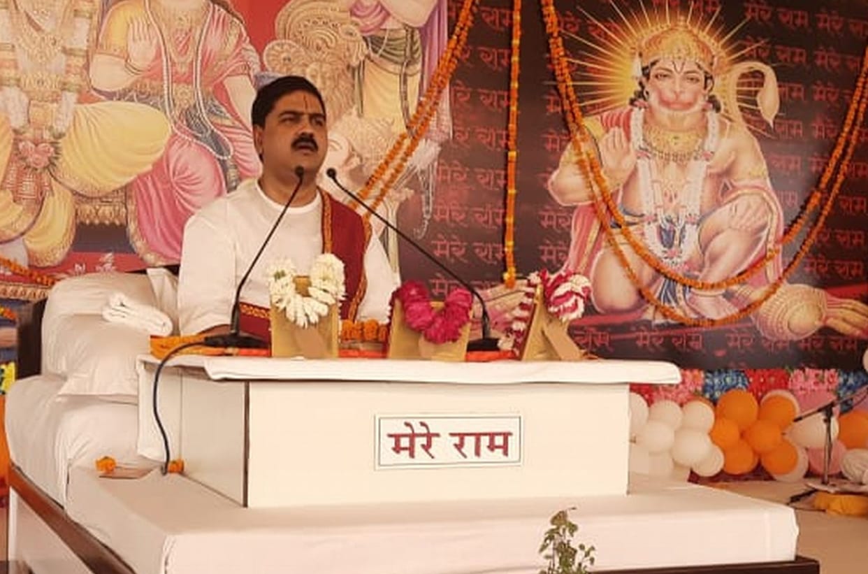 people gathered to listen ram katha