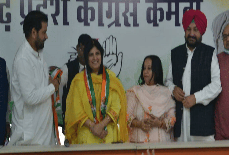 two women leaders left the Aam Aadmi Party and joined Congress In Chandigarh