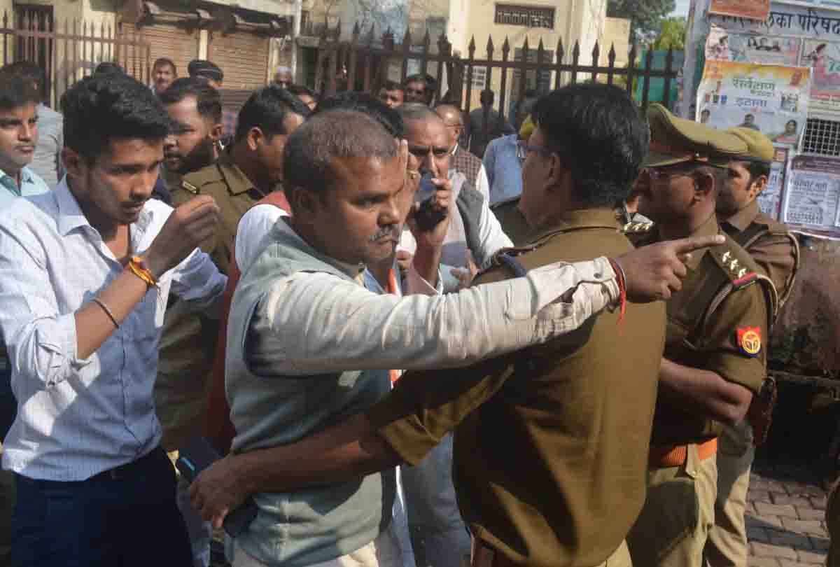 Etawah: Hindutva organization and Congress leaders clash with each other