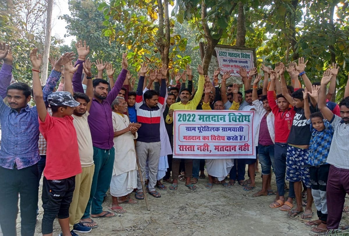 villagers demonstrated for construction of contact road in basti