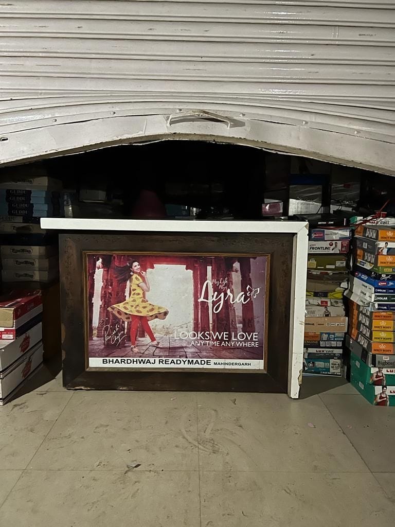 Rs 1 lakh 49 thousand and clothes stolen by uprooting the shutters of two showrooms just 100 meters away from the two police stations