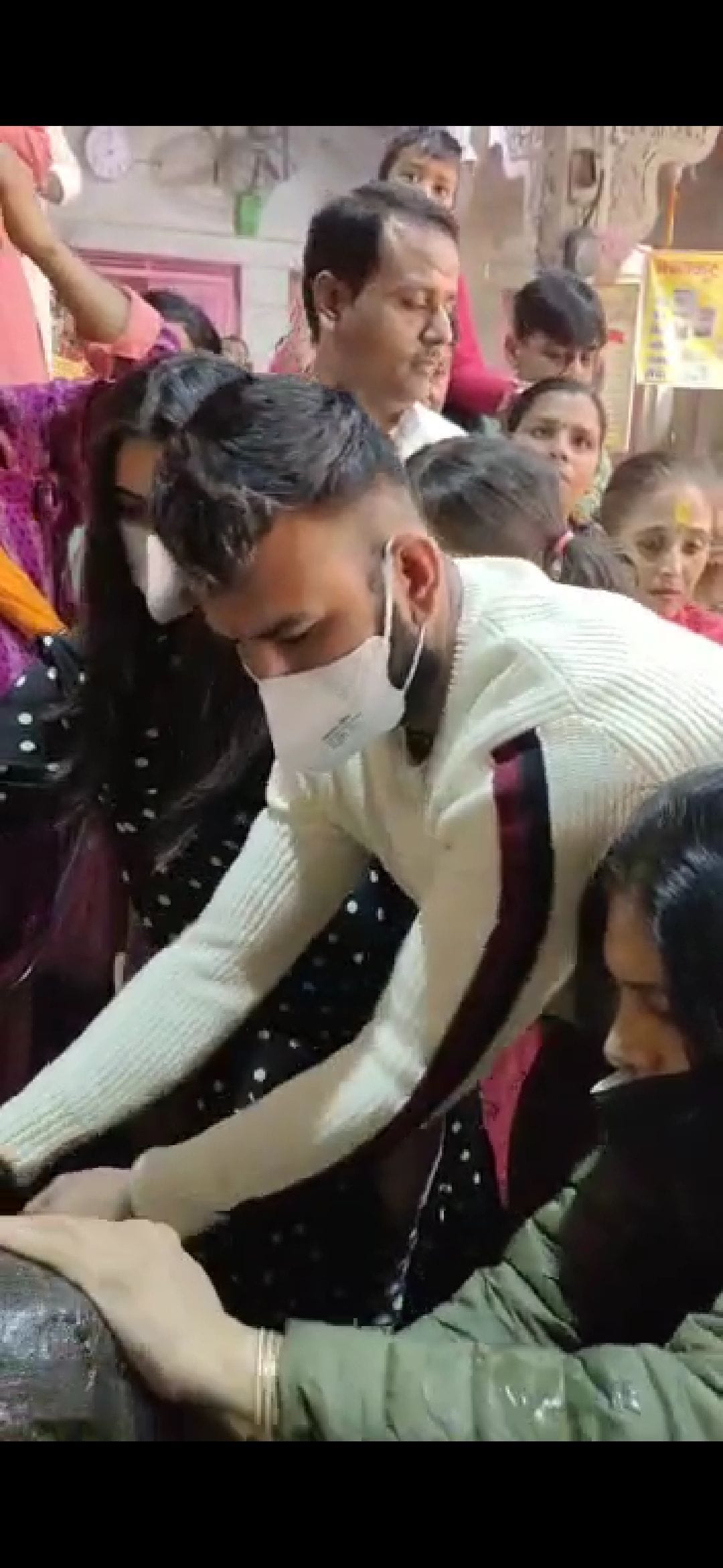 Mathura: Cricketer Cheteshwar Pujara performed the coronation of Giriraj ji