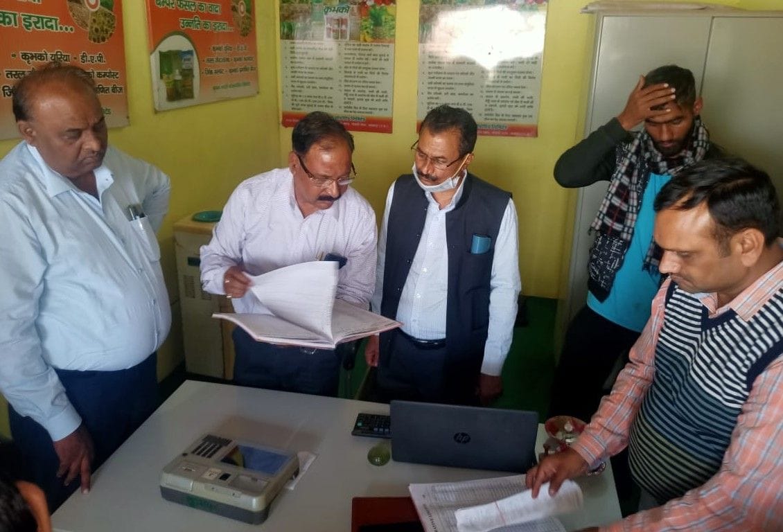 Hathras: Joint Director of Agriculture verified the stock regarding the availability of DAP