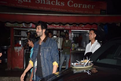Social media: Kartik Aryan was seen eating Chinese on the bonnet of his Lamborghini on the roadside fans gave such a reaction