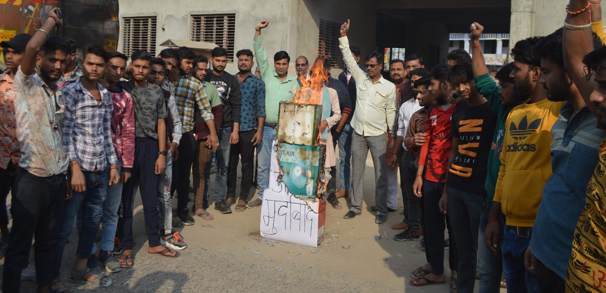 Hathras: Hindu Jagran Manch burnt the effigy of Rashid Alvi