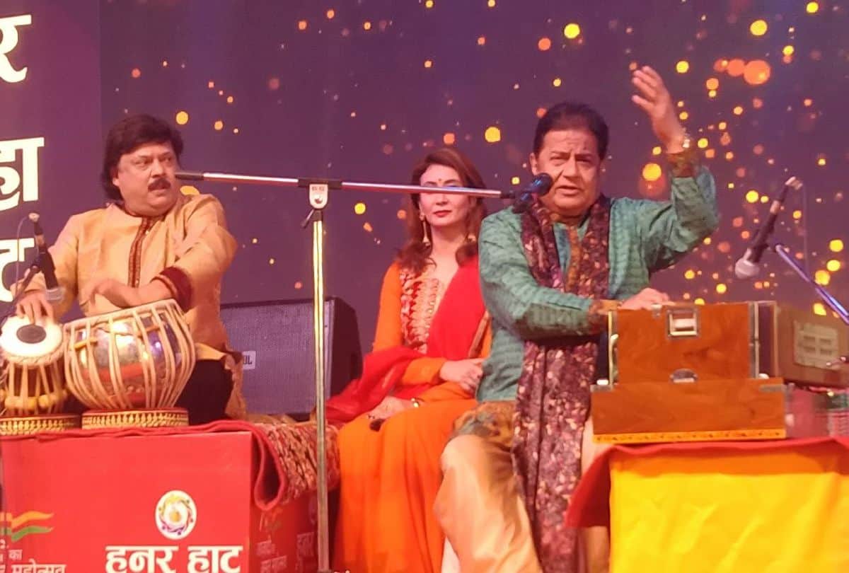 Bhajan singer Anoop Jalota performed in Braj Raj festival in Mathura