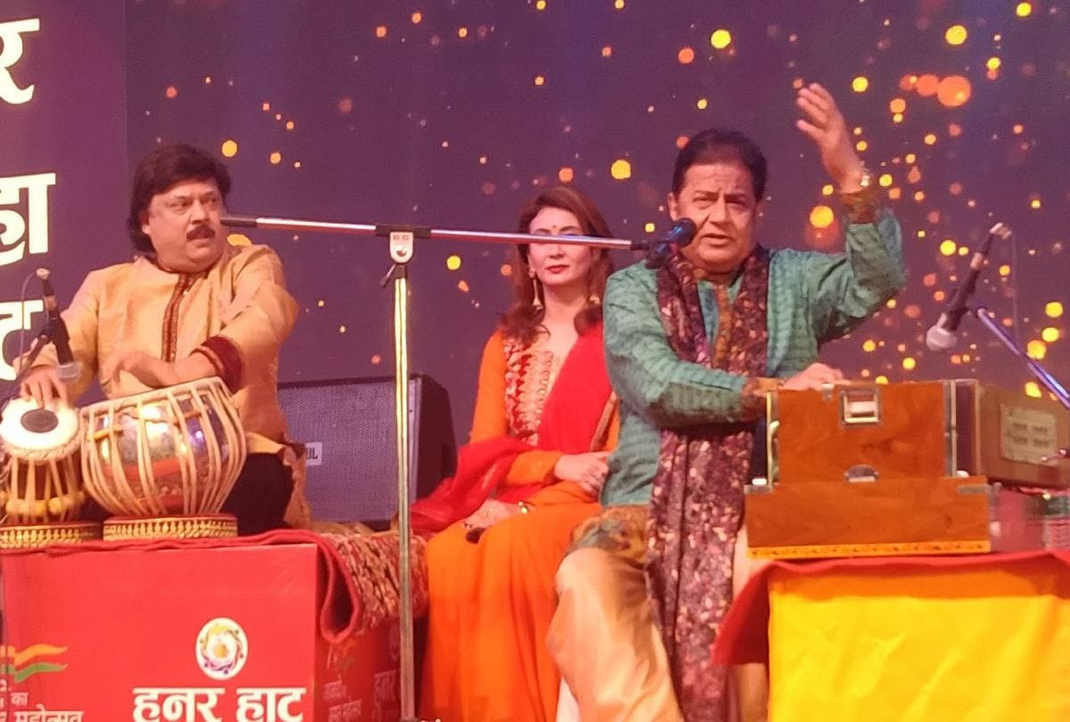 Bhajan singer Anoop Jalota performed in Braj Raj festival in Mathura
