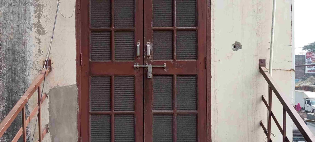 The locks on the shelters, where to go, those who spend the night in the cold