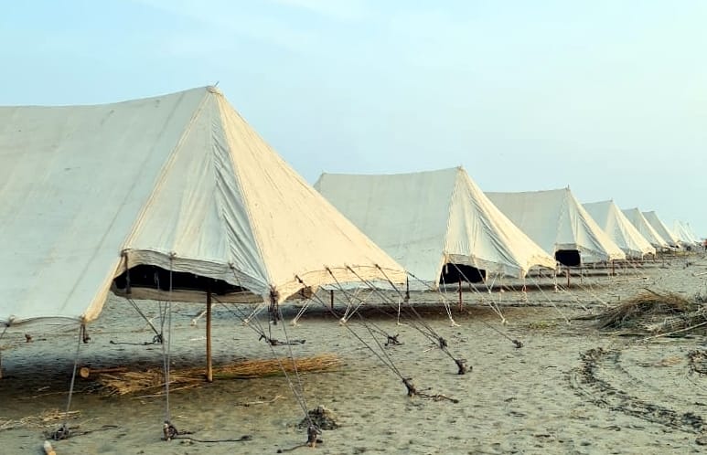 The city of tents settled in the sand of the Ganges