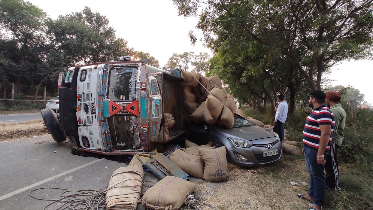 A truck full of paddy sacks overturned on the car, the driver absconded