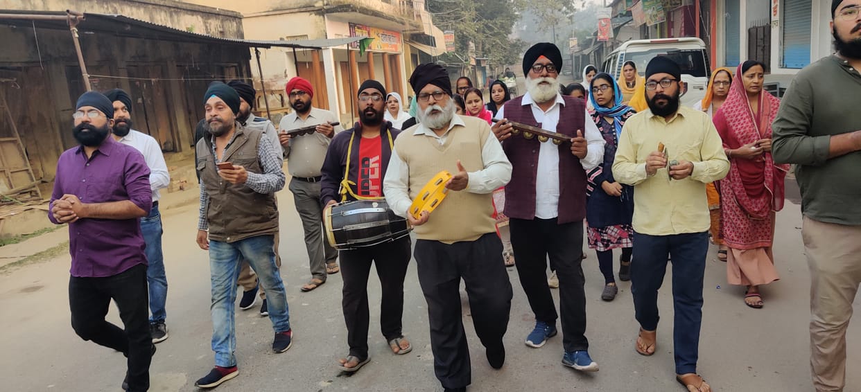 Prabhat pheri taken out in the city for the festival of lights
