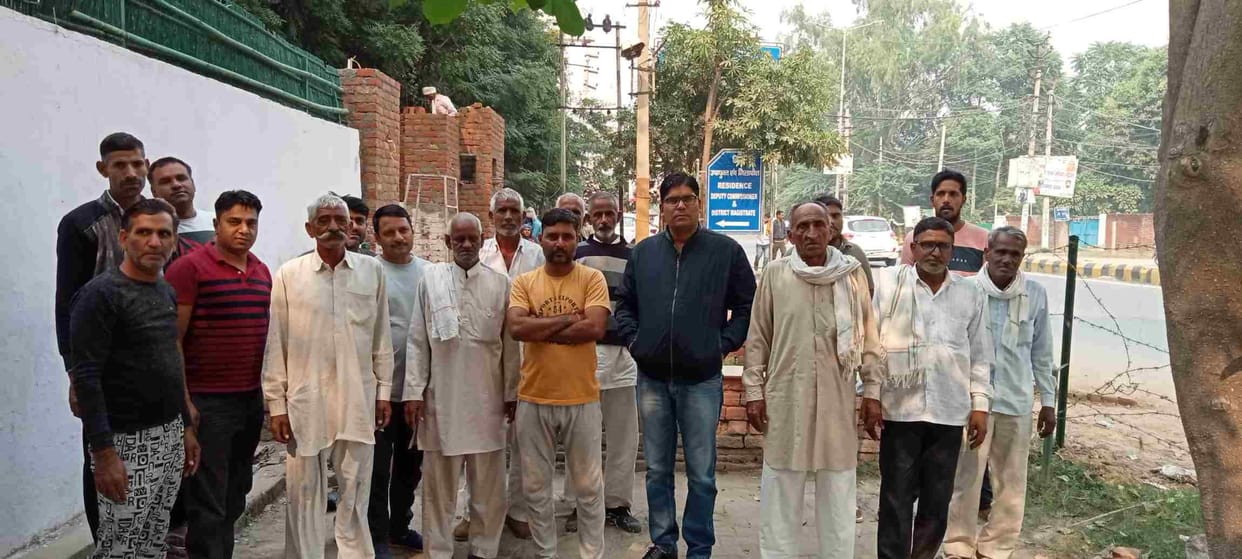 Demand to release water in the canal by submitting a memorandum to the Deputy Commissioner