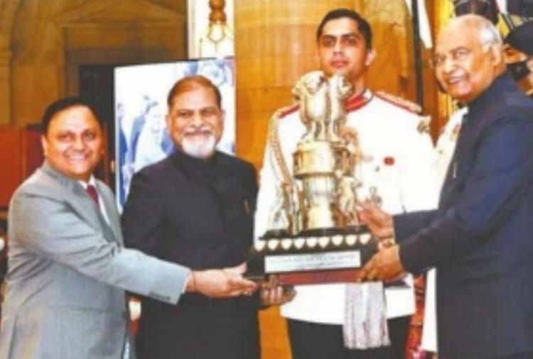 President ramnath kovind handed over Maka Trophy to VC and Sports Director