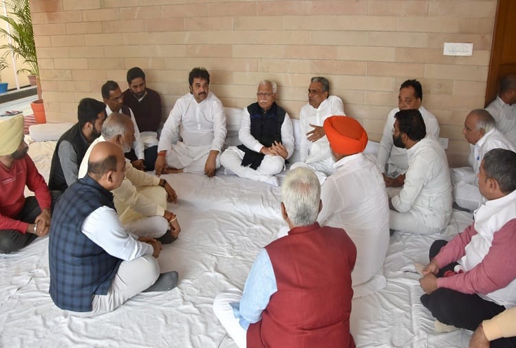 Chief Minister Manohar Lal reached Fatehabad to mourn the death of MLA's daughter-in-law