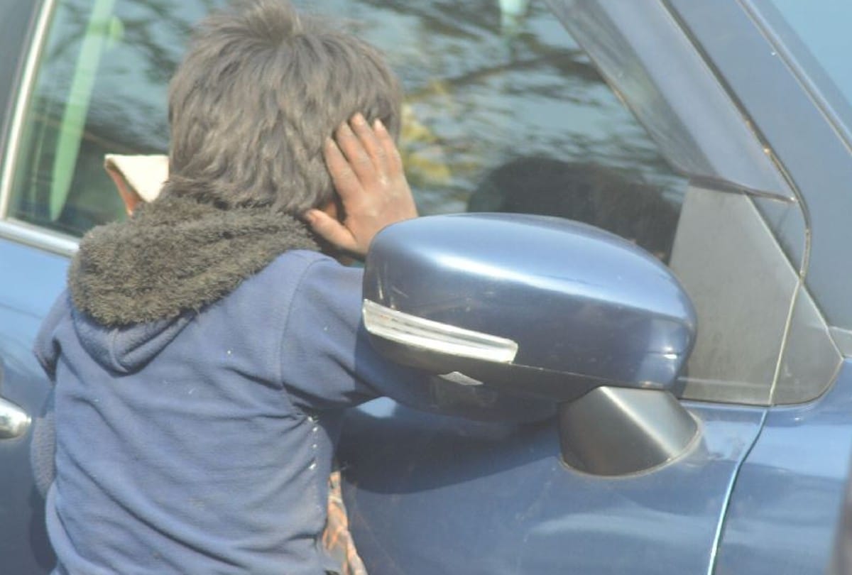 Children's Day 2021: Child begging on MG roads in agra