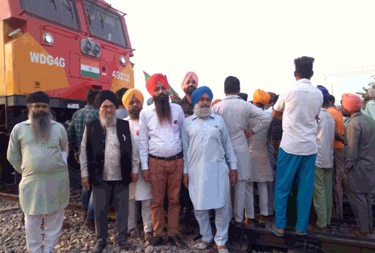 DAP loaded train stopped by farmers at Mallanwala station in Punjab