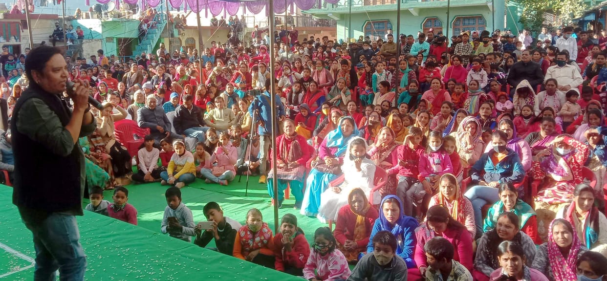 People danced fiercely on the songs of Garhwali singer Kishan Mahipal.