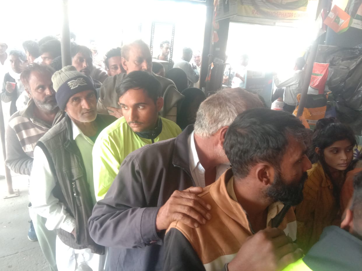 Distributed 500 bags of manure, many farmers returned empty handed