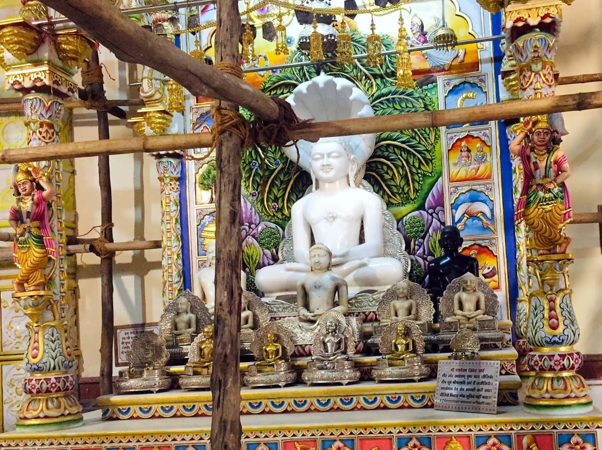 Devotees offered chavaras on the ancient altars of the Jain temple