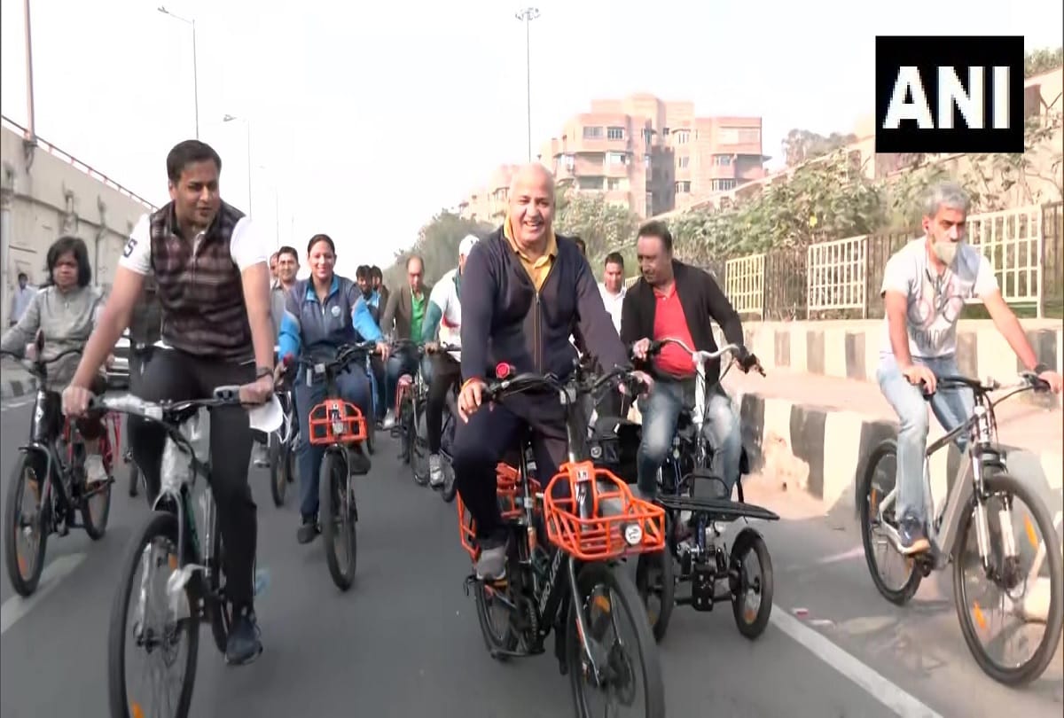 Delhi Dy CM Manish Sisodia flags off cycle rally under Rahgiri program in Patparganj