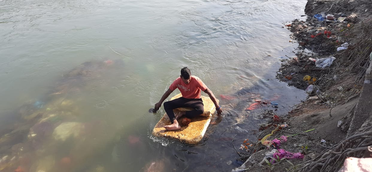 Looking for coins in Yamuna putting lives at risk, Yamunanagar