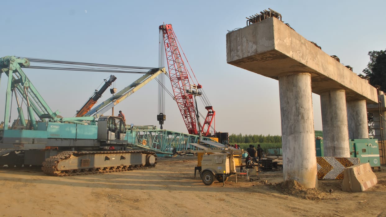 There was a boom in erecting pillars of bridges in Eastern Yamuna Canal