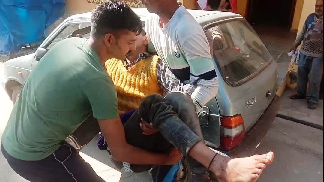 A truck full of cement fell into a ditch 100 feet deep; Two injured, not even first aid was found in Swarghat