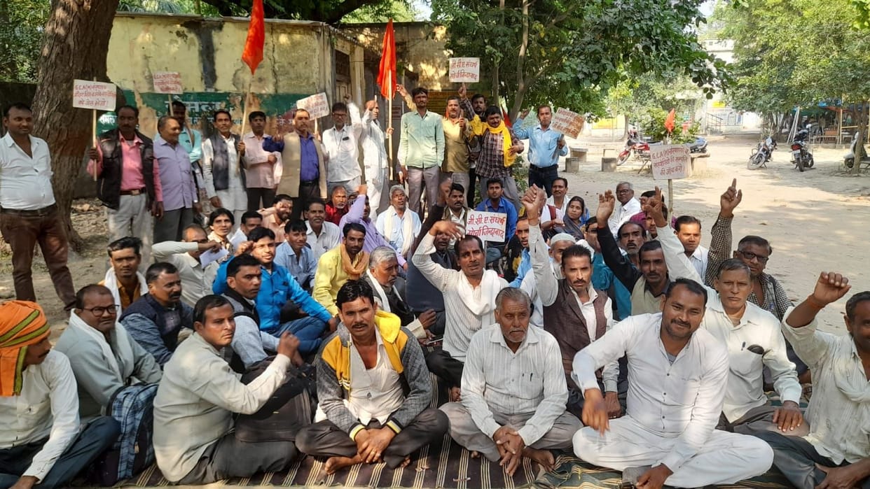 Demonstration of investors on demand for refund of money