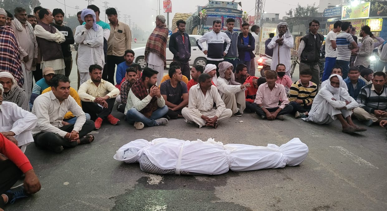 For the arrest of the killers, Peoples sit with dead body on the highway