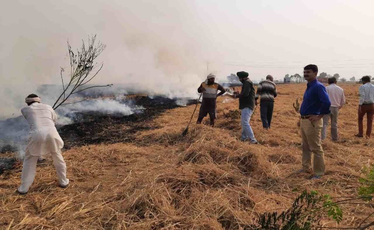 SDM reached the fields on the information of stubble burning, notices will be issued