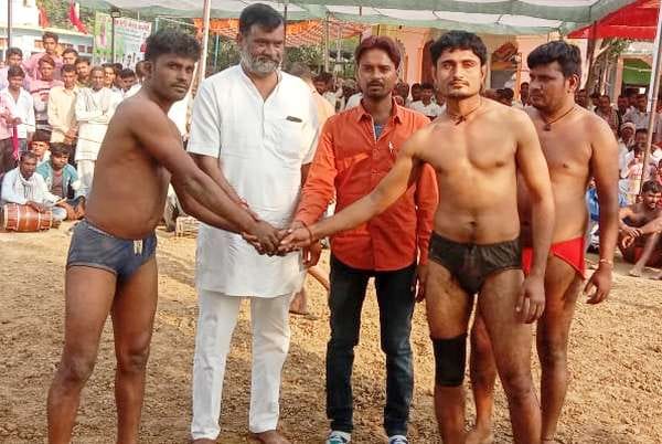 Raju of Masgaon slaps Ramesh of Fatehpur