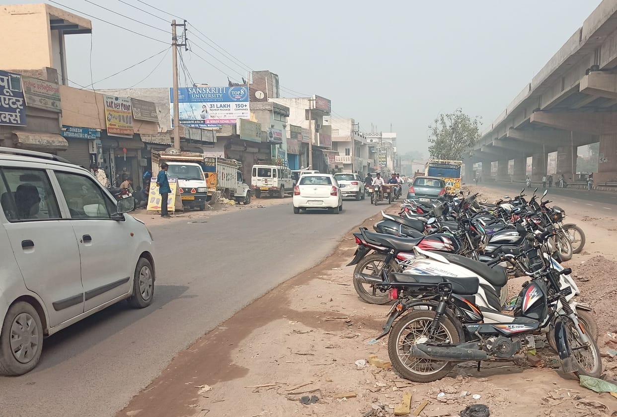 Vehicle parking made on the road side on the highway
