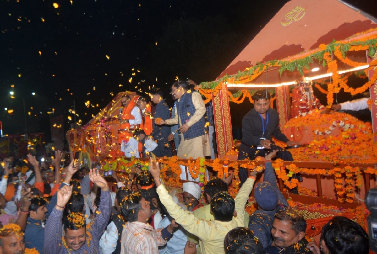 Ministers and MP MLA welcomes idols of mother annapurna in Lucknow.