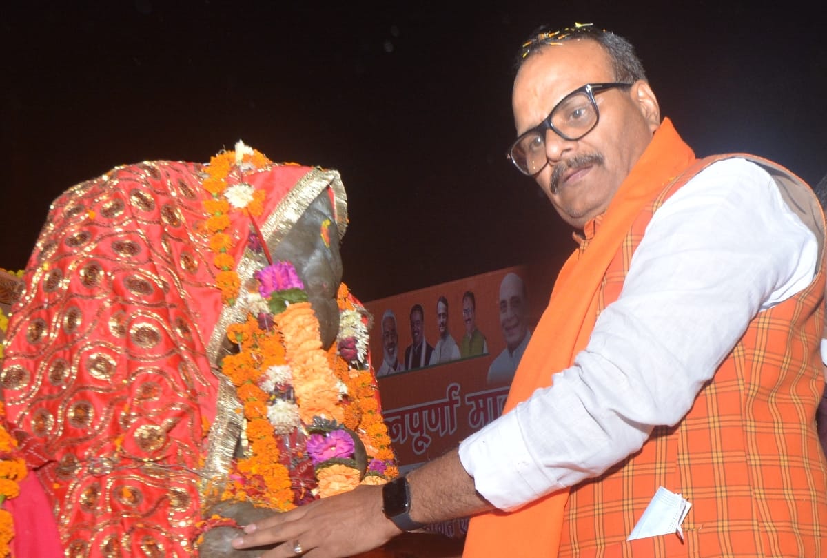 Ministers and MP MLA welcomes idols of mother annapurna in Lucknow.